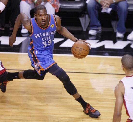 场面火爆，吉马良斯掐罗梅罗脖子逃过红牌（火爆冲突，吉马良斯掐住罗梅罗脖子仍逃过红牌）