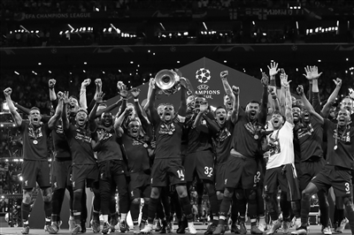 榜眼梦游11中1福克斯空砍25分，米切尔28+8，骑士送马刺交手6连败