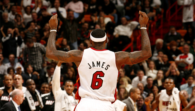 独行侠胜篮网，浓眉赛后赠球衣予小球迷（独行侠击败篮网，浓眉赛后将球衣赠送小球迷）