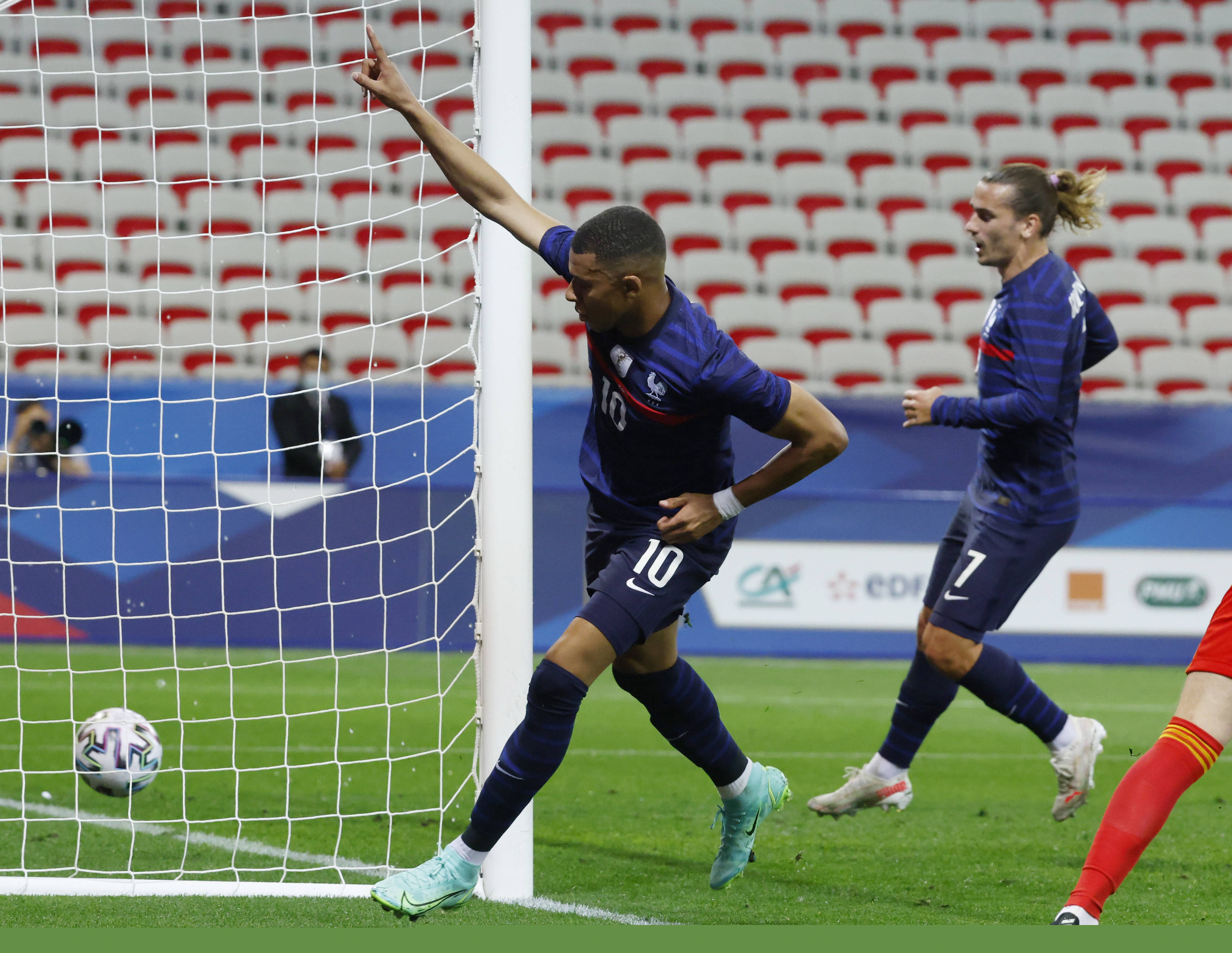 记者：巴萨有人反对买断拉什福德，因他逼抢力度不够&年薪高（记者称巴萨内部有人反对买断拉什福德，因其压迫强度欠佳且薪资过高）