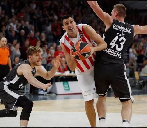 手感火热！里夫斯半场8中6贡献19分5篮板（手感爆棚！里夫斯半场8投6中拿下19分5篮板）