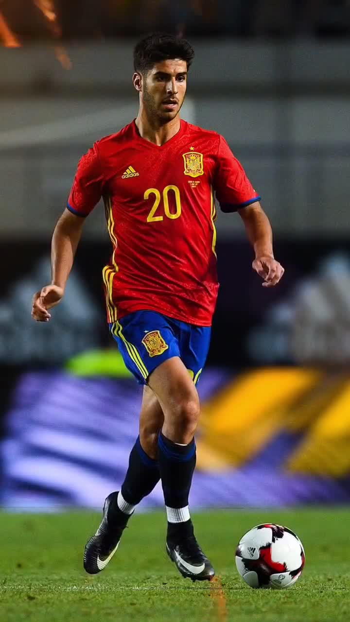 球星突破防线制造绝佳机会（球星强突撕裂防线创造黄金机会）