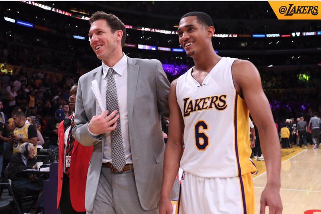 传闻：曼联、罗马和斯图加特也在关注18岁昂热前锋谢里夫（曝曼联、罗马与斯图加特同样关注18岁昂热新星谢里夫）