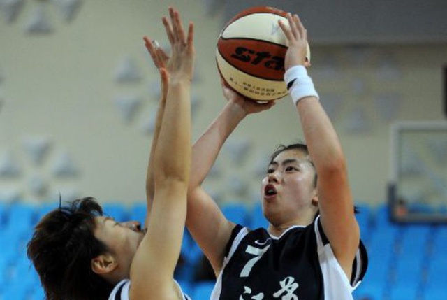 太开心了，马斯切拉诺赛后发布会上遭球员们啤酒浴“突袭”（赛后发布会大欢乐：球员突袭为马斯切拉诺献上啤酒浴）