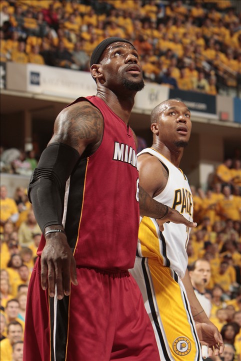 雄鹿官方：AJ·格林左肩挫伤，本场对阵76人不会回归（雄鹿官宣：AJ·格林左肩挫伤，今日战76人缺席剩余比赛）