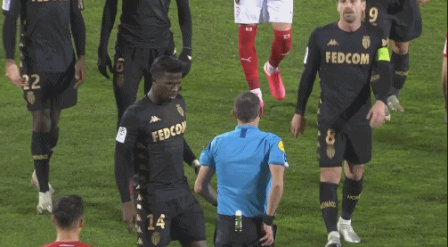 从手足无措到游刃有余，齐达内在公园学着踢毽子