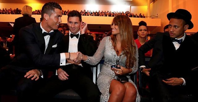 球员倒地后仍把球传出去，太拼（倒地仍把球传出，拼到极致）