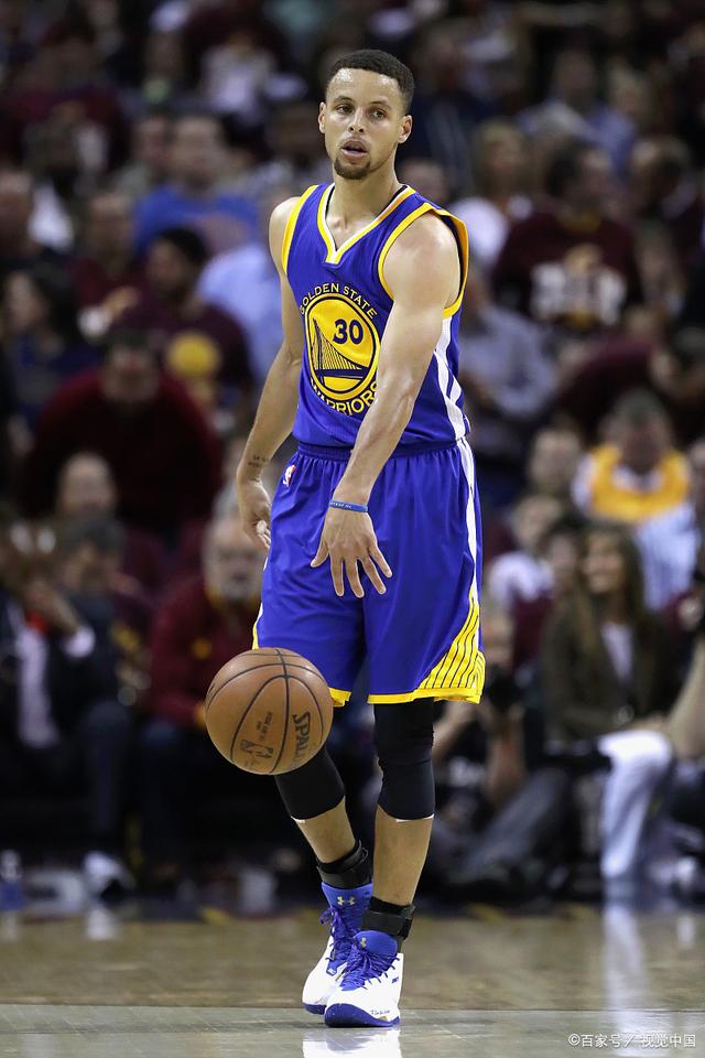 另类追星！美女主持张纯烨与偶像张稀哲一起合拍舞蹈视频（花式追星！主持人张纯烨携手偶像张稀哲同框共舞）