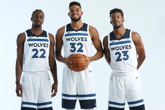 误判，意丁联赛中皮球从边网打进，裁判判罚进球有效（判罚失误：意丁赛场皮球从边网入网，主裁判定进球有效）