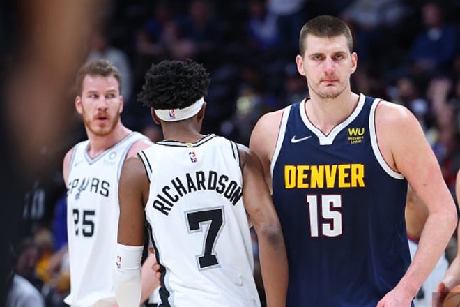 传闻：曼联、罗马和斯图加特也在关注18岁昂热前锋谢里夫（曝曼联、罗马与斯图加特同样关注18岁昂热新星谢里夫）