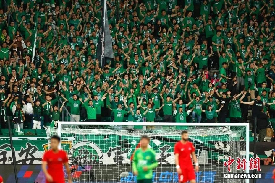 曼联第一季度总营收为1.403亿英镑，较去年同期有所下降（曼联第一季度营收1.403亿英镑，同比下降）